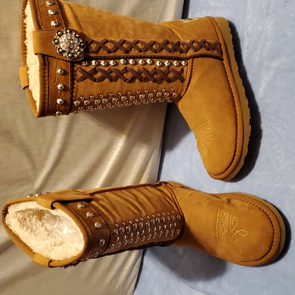Montana West Rare Style. Designer Stitching Jewel Stud & Stud Accents. NEW